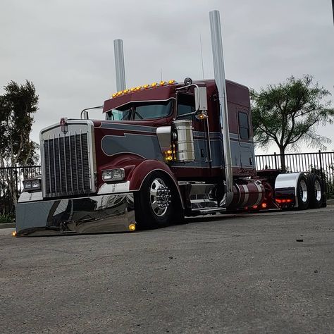 Texas Big Rigs on Instagram: “Damn beautiful 🔥🔥@westcoast_custom_rigz #largecar#bigrig #truckporn #kenworth #w900l#lifetheshow #slammedsemis #kenworthtrucks” Diesel Pickup Trucks, Kenworth T800, Customised Trucks, Kenworth W900, Custom Big Rigs, Long Nose, Kenworth Trucks, Peterbilt Trucks, Big Rig Trucks