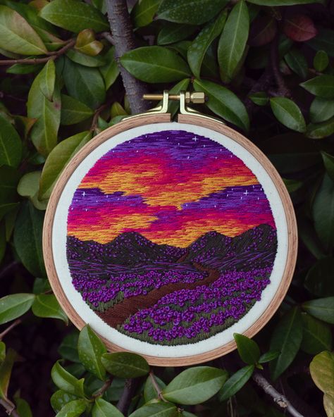 Lavender Stitch Embroidery, Embroidery Field Of Flowers, Landscape Hand Embroidery, Lavender Flower Embroidery Pattern, Lavender Field Embroidery, Lavender Fields, Flower Embroidery Designs, Embroidery Craft, Flower Field