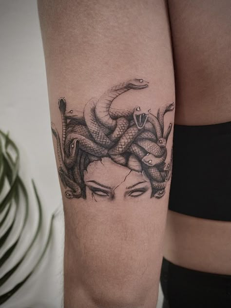 Tattoo Ideas For Woman, E.t Tattoo, Pig Tattoo, Tarot Card Tattoo, Sick Tattoo, Trending Tattoo, Fantasy Tattoos, Medusa Tattoo, Stomach Tattoos