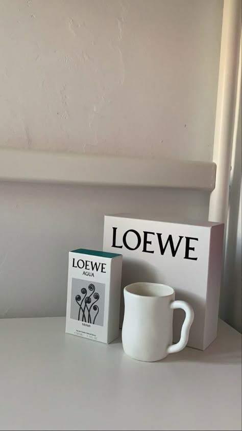 Loewe Wallpaper, Loewe Fragrance, Apple Watch 壁紙, Loewe Aesthetic, Aesthetic White Background, Background Instagram, Tom Ford Beauty, Cream Aesthetic, Consumer Insights