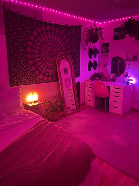 Girly Black Room Aesthetic, Pink Wall Room Ideas Bedrooms, Picture Wall Ideas Bedroom Layout, Pink Hippie Room, Wlw Apartment, Gen Z Room, Empty Wall Ideas Bedroom, Picture Wall Ideas Bedroom, Chill Rooms