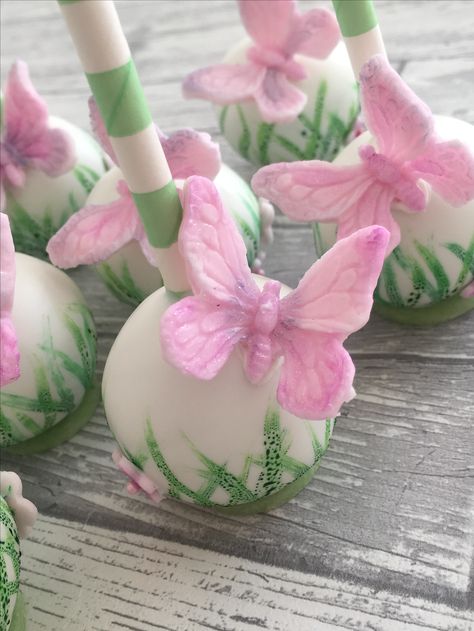 Summery butterfly cake pops Butterfly Popsicle Cake, Fairy Party Cake Pops, Butterfly Candy Apples, Fairy Cake Pops, Butterfly Cake Pops, Dahlia Nails, Forest Theme Cakes, Cake Pop Boxes, Enchanted Forest Birthday Party