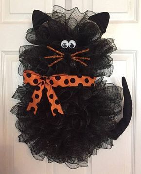 Black Cat Wreath, Cat Wreath, Halloween Mesh Wreaths, Image Halloween, Halloween Deco Mesh, Chat Halloween, Diy Halloween Wreath, Mesh Wreath Diy, Adornos Halloween