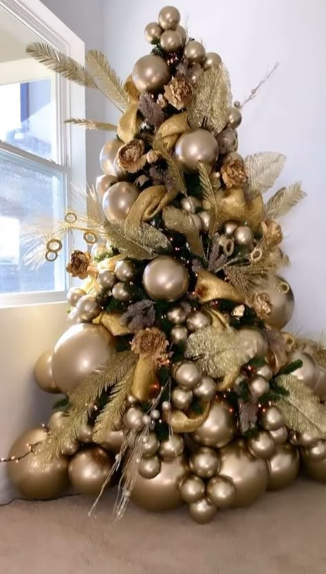 New Christmas Tree Decor Ideas 2022, Diy Nut Cracker Soldier, Balloon Xmas Tree, Christmas Tree Balloon Decorations, Elegant Christmas Tree Ideas 2022, Ideas Para Navidad 2022, Christmas Tree With Balloons, Christmas Tree Ideas 2022 Trends, Christmas Tree Ideas 2022