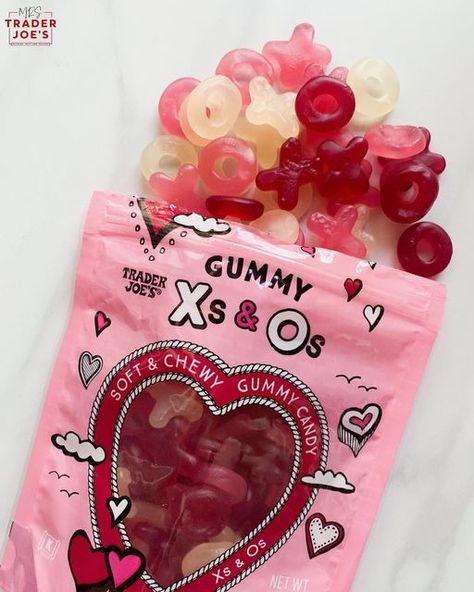 Mrs. Trader Joe’s on Instagram: "Gummy X’s & O’s Rating: 9/10 These gummies are a Valentines cult classic. The shapes and colors are perfect for the season! I don’t know what the exact flavors are, but I believe the white is a citrus flavor and the pink/red are different berries (maybe strawberry and then raspberry or cherry?). Either way, these are delicious. The texture reminds me of iconic Scooby Doo fruit snacks. They are firm but not hard. I took off one point because the sour swimmers wil Chile Gummies, Lovecore App Icons, Scooby Doo Fruit Snacks, Gummy Packaging, Costume Ideas Aesthetic, Valentines Day Candy, Valentines Candy, Candy Grams, Party Setup