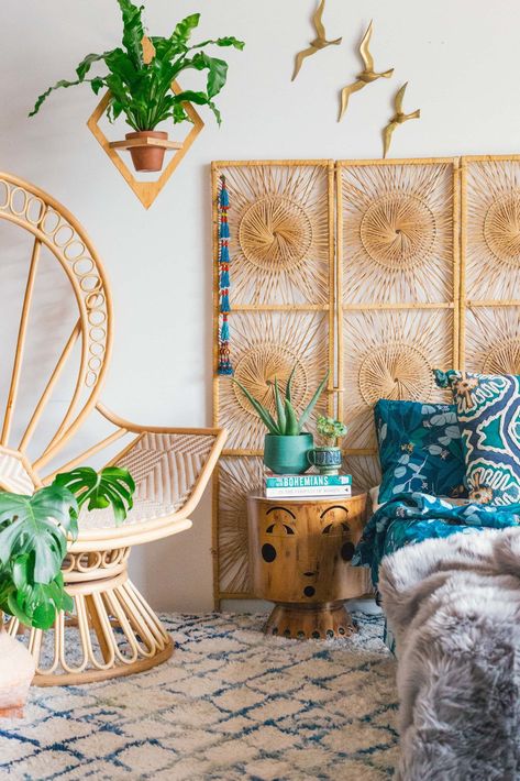 boho screen as headboard in boho bedroom with bamboo screen art Bohemian Headboard, Headboard Alternative, Bohemian Bedroom Inspiration, Interior Boho, Bohemian Bedroom Decor, Deco Boheme, Boho Bedroom Decor, Bohemian Bedroom, Boho Room