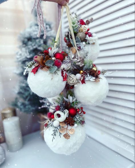 Ornament Clusters, Pom Pom Christmas Tree, Diy Christmas Baubles, Snowball Ornament, Pom Pom Christmas, Xmas Baubles, Christmas Candle Decorations, Diy Christmas Decorations Easy, Christmas Tree Baubles