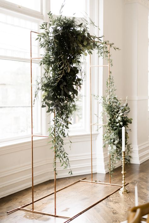 Gold Arch Wedding Ceremony, Modern Minimalist Wedding Arch, Gold Arch With Greenery, Gold Metal Arch Wedding, Greenery Arbor Wedding, Gold Ceremony Arch, Wedding Altar Greenery, Minimalist Wedding Arch Ideas, Wedding Arches With Greenery