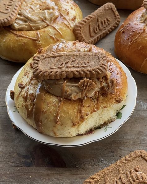 Cheesecake Buns, Biscoff Coffee, Nutella Pancakes, Greek Yogurt Flavors, Biscoff Cheesecake, Biscoff Biscuits, Brioche Bun, Baking Buns, Coffee Cheesecake