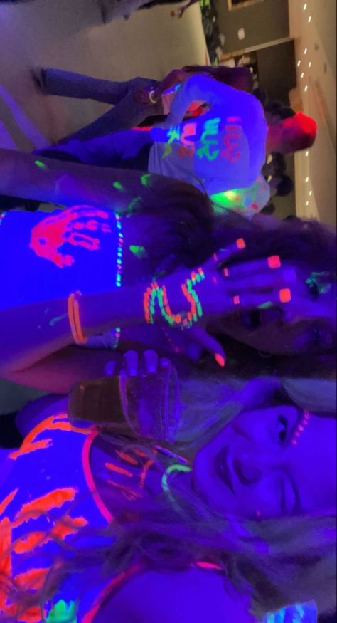 Neon Birthday Party Aesthetic, Glow Night Party, Glow Bday Party, Glow Party Aesthetic, Black Light Birthday Party, Neon Aesthetic Party, Neon 13th Birthday Party Ideas, Birthday Themes For Teenage Girl, Neon Bday Party Ideas