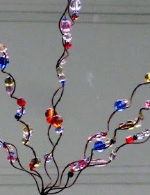 Beaded Garden Sparkler Diy, Bead Garden Art, Bead And Wire Suncatchers Diy, Wire Yard Art, What To Do With Beads, Garden Wands, Bead Plant, Dragonfly Yard Art, Beaded Wire Art