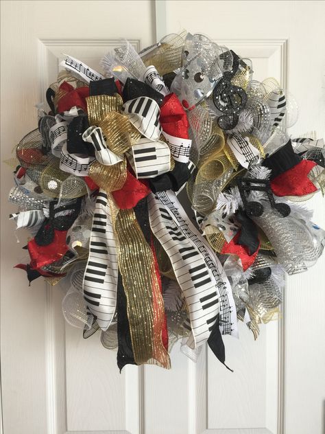 Music inspired deco mesh wreath. Red, gold, white, silver and black accompanied with music printed ribbons. Music Wreath Ideas, Music Wreath, Free Apron Pattern, Burlap Mesh Wreath, Apron Patterns, Music Christmas, Homemade Wreaths, Easy Diy Wreaths, Deco Wreaths