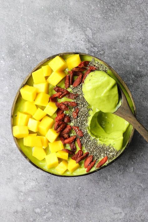 thick green mango smoothie bowl Plant Based Smoothie Bowls, Smoothie Bowl Toppings, Vitamix Smoothies, Plant Based Smoothies, Chocolate Smoothie Bowl, Mango Smoothie Bowl, Vegan Smoothie Bowl, Breakfast Smoothie Bowl, Banana Smoothie Bowl