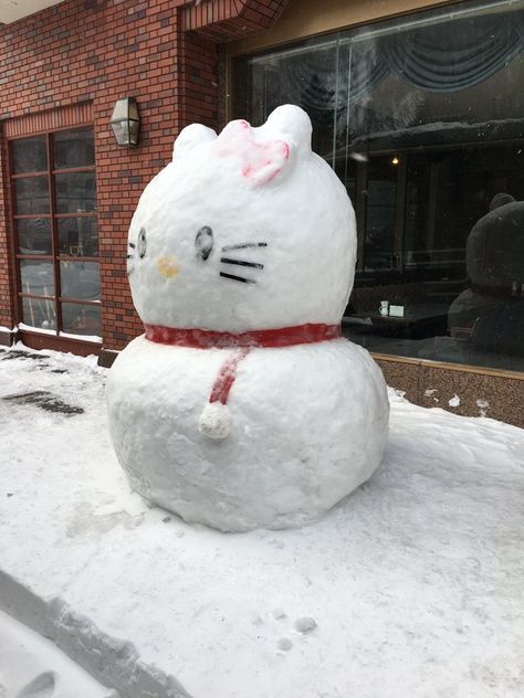 Hello Kitty Snowman (上川町, Japan) - Travellerspoint Travel Photography Sanrio Christmas, Pink Wrapping Paper, Charmmy Kitty, Pink Xmas, Hello Kitty Aesthetic, Kawaii Christmas, I Love Winter, Hello Kitty Christmas, Christmas Feeling