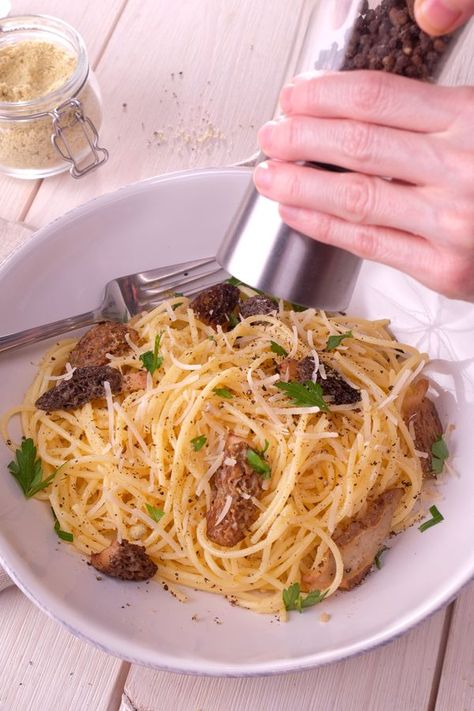 Decadent Vegan Cacio e Pepe with Morel Mushrooms.  A rich and flavorful pasta that comes together in under 30 minutes.  Cheesy, peppery, and AMAZING! #vegan #cacioepepe #morelmushrooms #glutenfree #veganpasta Morel Mushroom Recipes, Creamy Cheesy Pasta, Oil Free Vegan Recipes, Morel Mushrooms, Avoid Processed Foods, Vegan Pasta Recipes, Morel Mushroom, Vegan Lunches, Dairy Free Cheese