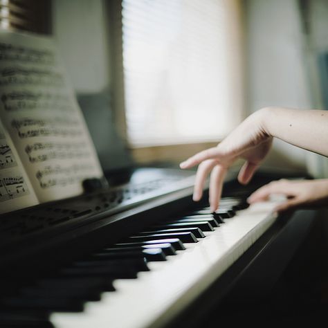 That feeling when you flutter your fingers across the keys is one of the most happiest things... Damien Chazelle, Playing The Piano, The Claw, Learn Piano, Piano Lessons, Pop Rock, The Piano, Sound Of Music, Music Love