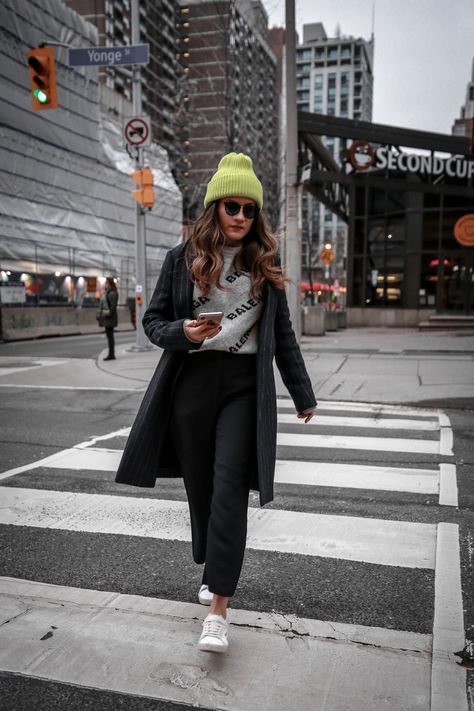 Glasses And Beanie Outfit, Beanie And Sunglasses Outfit, Neon Green Beanie Outfit, Neon Hat Outfit, Lime Green Beanie Outfit, Neon Beanie Outfit, Bennies Hats Outfits, Outfit Miercoles, Green Beanie Outfit