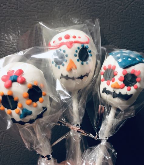 Sugar Skull Cake Pops!! #dayofthedead #sugarskull #cakepops #KatrinasKonfections Coffin Cake Pops, Coco Cake Pops, Skull Cakesicles, Scary Halloween Cake Pops, Scary Cake Pops, Sugar Skull Cakes, Candy Skull, Skull Cake, Candy Skulls