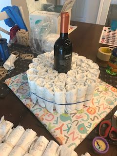 Mixin' Mom: Diaper Cake with a Wine Bottle Base Diaper Cake Tutorial, Diaper Cakes Tutorial, Baby Boy Sprinkle, Diy Diaper Cake, Towel Cakes, Diaper Gifts, Baby Shower Baskets, Nappy Cake, Diaper Cake Boy