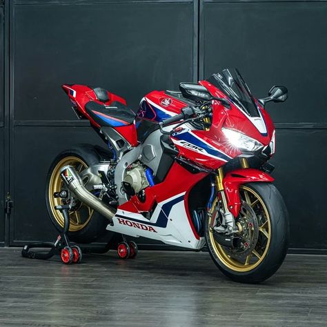 Honda Motorcycles Cbr, Honda Fireblade, Honda Motorbikes, Honda Cbr 1000rr, Logo Design Inspiration Branding, Bike Pic, Bmw S1000rr, Sports Bikes Motorcycles, Honda Motorcycles