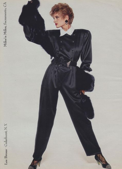 Beauty And Fashion 80s Futuristic, Motif Soutache, Fashion 80s, 80s And 90s Fashion, Power Dressing, Power Suit, 1980s Fashion, Beauty And Fashion, Simple Image