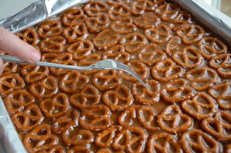 tasty tuesday: toffee pretzel bark Chocolate Toffee Pretzel Bark, Toffee Pretzel Bark, Pretzel Toffee Bark, Pretzel Bark Recipes, Pretzel Bark, Toffee Bark, Pretzel Toffee, Chocolate Caramel Pretzels, Tasty Tuesday