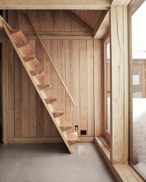 Hille Strandskogen Arkitekter (@hillestrandskogenarkitekter) • Instagram photos and videos Stair Ladder, Wooden Staircase, Tiny House Stairs, Diy Staircase, Loft Stairs, Loft Ladder, Attic Stairs, Staircase Decor, Tiny Cabins