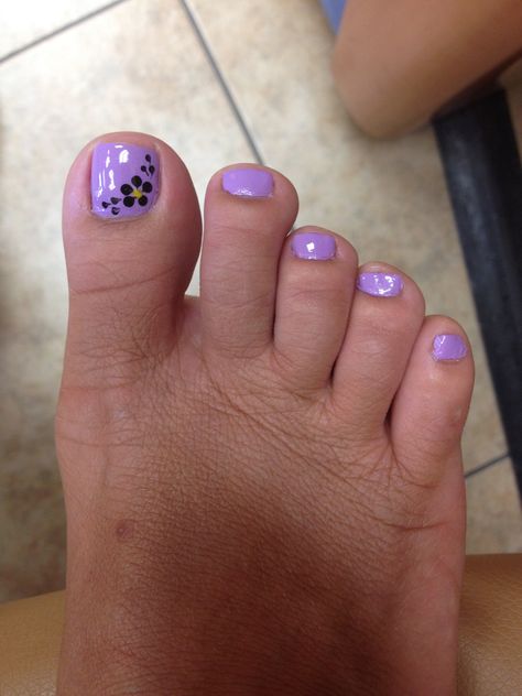 Lavender pedi with black flowers :) Purple Toe Nail Designs, Nails Asthetics, Lavender Pedicure, Pedicure Inspiration, Flower Pedicure Designs, Purple Pedicure, Flower Pedicure, Black Pedicure, Purple Toe Nails