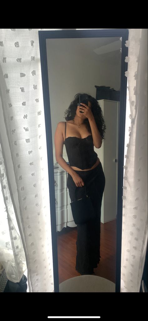 Black corset, black maxi skirt, fall outfit, summer outfit, spring outfit, winter outfit. Outfit inspo. Latina fashion Outfit Inspo Latina, Maxi Skirt Fall Outfit, Corset And Maxi Skirt, Latina Aesthetic Outfit, Corset And Skirt Outfits, Cute All Black Outfits, Outfit With Corset, Winter Maxi Skirt Outfit, Black Maxi Skirt Outfit