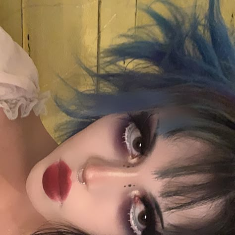 Doll Hairstyles Halloween, Goth Clowncore Makeup, Unsettling Makeup, Dreamcore Makeup, Goth Doll Makeup, Uncanny Valley Makeup, Creepy Cute Makeup, Doll Makeup Aesthetic, Weird Makeup Looks