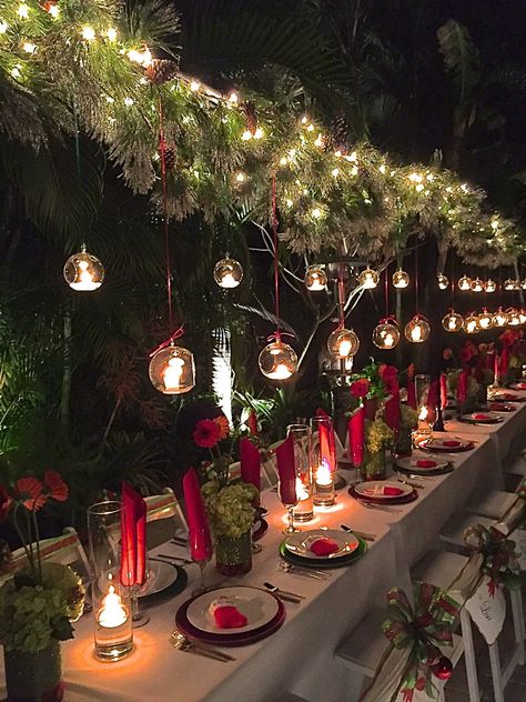 Winter Dinner Set Up, Outdoor Xmas Party Ideas, Christmas Party Decor Outdoor, Corporate Xmas Party Decor, Christmas 18th Birthday Party, Navy Blue Christmas Decor Table Settings, Chic Christmas Party Decor, Traditional Christmas Party Decorations, Christmas Party Venue Ideas