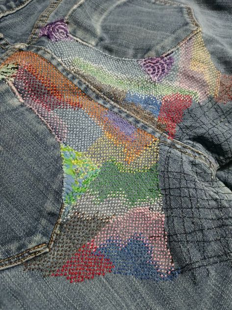 Jean Mending, Visible Mending Stitches, Fixing Clothes, Mending Clothes, Zero Waste Fashion, Upcycle Clothes Diy, Make Do And Mend, Denim Projects, Visible Mending