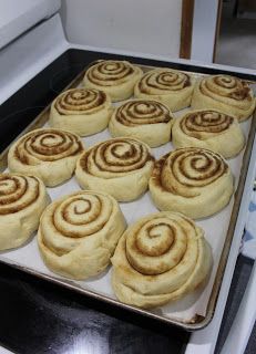 Giant Cinnamon Roll Recipe, Jumbo Cinnamon Rolls, Giant Cinnamon Rolls, Caramel Cream Cheese Frosting, Cinnabon Recipe, Cinnamon Roll Recipe Homemade, Caramel Cream, Caramel Creams, Bakery Ideas