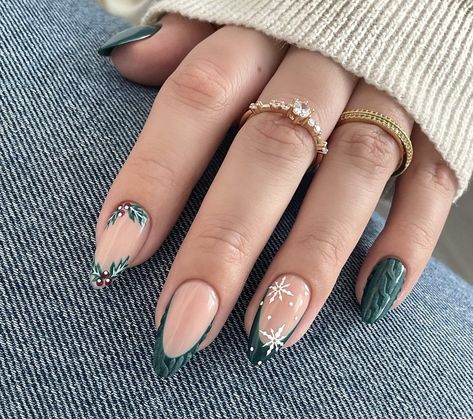 French manicure with forest green tips & accent nails. Detailing of snowflakes & mistletoe. Mistletoe Nails French Tip, Green Mistletoe Nails, French Tip With Mistletoe, Christmas Nail Inspo Green, Classy Christmas Nails Green, Forest Green French Tip Nails, Green Snowflake Nails, Mistletoe Nails, Green Winter Nails