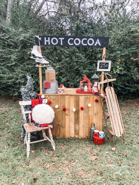 Christmas Mini Sessions Outdoor, Hot Cocoa Bar Christmas, Cocoa Stand, Stand Photography, Christmas Mini Shoot, Hot Cocoa Stand, Hot Cocoa Party, Christmas Booth, Diy Hot Cocoa