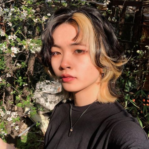 @chikaural on instagram / wolf cut inspired and korean haircut inspired Hair Streaks Blonde, Aesthetic Haircuts, Korean Wolf Cut, Haircut Inspired, Female Short Hair, Shot Hair, Korean Haircut, Androgynous Hair, Wolf Haircut