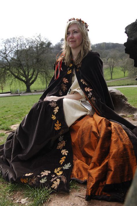 Autumn Themed Cloak I made several years ago ~ Embroidered Oak leaves and acorns Eddie Monsoon, Leaf Cloak, Cloak Ideas, Embroidered Cloak, Dystopian Steampunk, Witch Ocs, Fantasy Costume Ideas, Clothes Flip, Fae Court