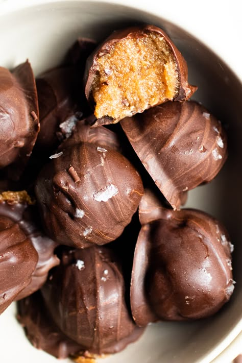 Tahini Chocolate Bars, Healthy Truffles Recipes, Chocolate Tahini Truffles, Date Tahini, Healthy Truffles, Date Truffles, Tahini Date, Vegan Chocolate Truffles, Tahini Chocolate