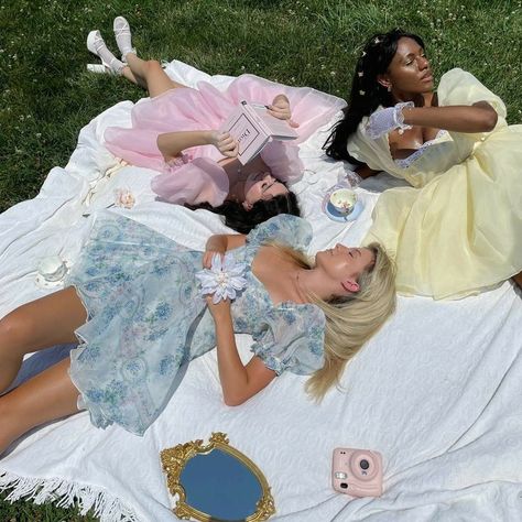 Tea Party Attire, Royalcore Aesthetic, Picnic Inspiration, Party Photoshoot, Princess Core, Princess Aesthetic, Looks Vintage, Summer Aesthetic, Cottage Core