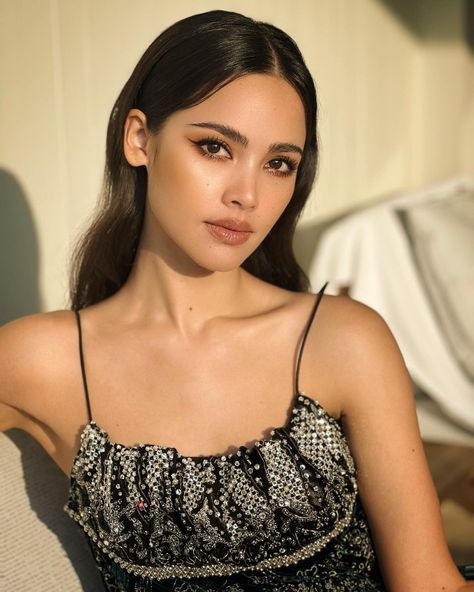 Yaya Urassaya Icons, Yaya Urassaya, Light Makeup Looks, Urassaya Sperbund, Soft Glam Makeup, Asian Street Style, Asian Hair, Asian Makeup, Celebrity Makeup