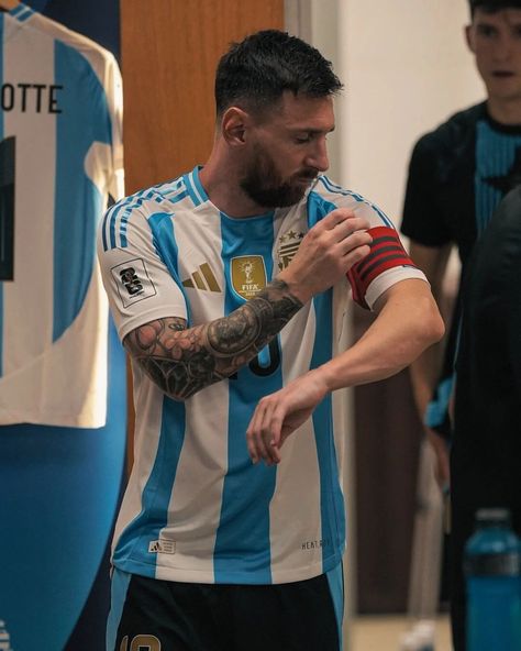 𝗞𝗶𝗻𝗴 𝗟𝗲𝗼 𝗠𝗲𝘀𝘀𝗶 👑 . . ✅ @mahfujempire . . #messi #messi10 #leomessi #mahfujempire #lionelmessi #kingmessi #mahfujempire #argentina #argentinant #buenosaires #WCQ2026 #GOATmessi Messi Posters, Ronaldo Shirtless, Argentina Team, Messi Vs, Lionel Messi Wallpapers, Men's Adidas (men), Messi Photos, Lionel Andrés Messi, Leonel Messi