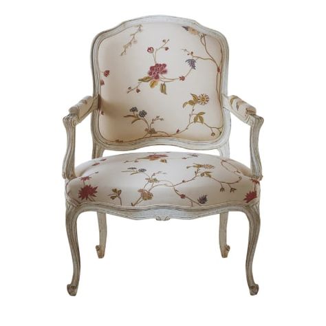 Armchair Louis XV with hand-made carvings, upholstered. Louis Xv Furniture, French Style Chairs, Fine Antique Furniture, Black And White Chair, Carved Chairs, Floral Chair, French Arm Chair, Dining Room Table Chairs, Floral Upholstery