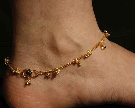 தங்கத்தை காலில் அணியலாமா? @ http://www.penmai.com/forums/spiritual-queries/98322-a.html Gold Payal Design Simple, Gold Anklets Indian, Ankle Jewellery, Gold Payal, Ring Combinations, Anklet Design, Toe Ring Designs, Anklets Indian, Dubai Gold Jewelry