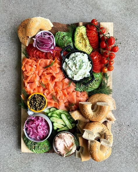 Bagel Breakfast Board, Fancy Cheese Board, Antipasto Platters, Lox Recipe, Breakfast Brunch Party, Breakfast Picnic, Greek Breakfast, Snack Boards, Bagel Breakfast