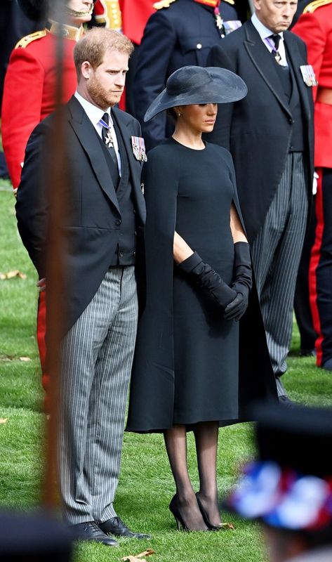 Queen Elizabeth’s Funeral Photos: Every Moment Captured – Hollywood Life Carole Middleton, Prince Harry And Megan, Meghan Markle Prince Harry, Meghan Markle Style, Principe Harry, Elisabeth Ii, American Princess, Duchess Of York, Isabel Ii