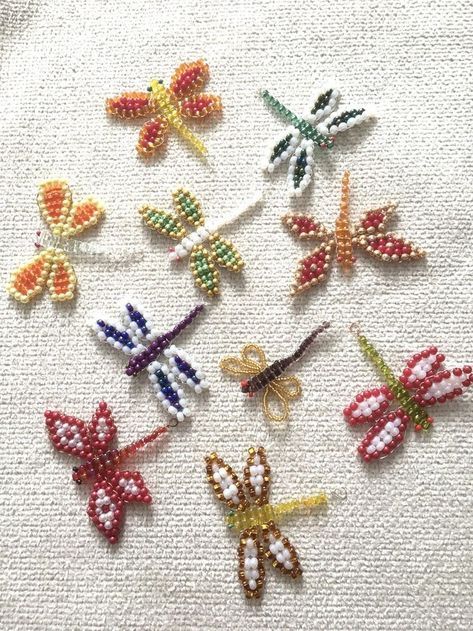 Cool Beading Ideas, Seed Beads Crafts, Dragonfly Bead Pattern, Bead Embroidery Butterfly, Small Bead Crafts, Embroidered Beads On Clothes, Cute Bead Embroidery, Beaded Things To Make, Simple Beading Patterns