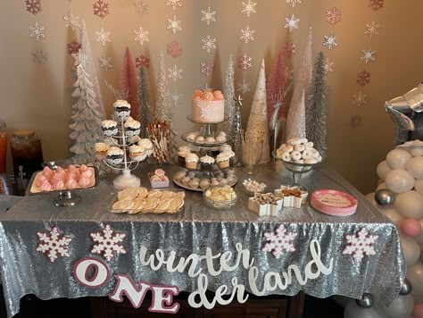 Winter Onederland Pictures, Winter Onederland Centerpieces Diy, Diy Winter Onederland Decorations, Winteroneder Land Theme Party Girl, Winteroneder Land Theme Party, Snowflake Smash Cake, Winter Onederland Party Girl 1st Birthdays, Winter Onederland Party Girl, Winter Baby Shower Decorations