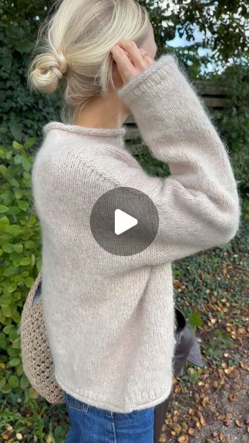 PetiteKnit // Mette on Instagram: "Det bedste ved efterår er at kunne finde alle sine strikkede skatte frem fra klædeskabet 🍂 Cloud Sweater var et af mine allerførste strikkeprojekter i år, og siden er Cloud-serien vokset med både en tee, en top og en bluse. Fælles for dem alle er konstruktionen og de karakteristiske kanter, hvor en smal ribkant efterfølges af en glatstrikket rullekant 👌🏻 Opskrifterne findes på www.petiteknit.com 🤎
______________________________________________
#knit #knitting #knitwear #strik #strikk #PetiteKnit #cloudsweater #coastbag" Cloud Sweater, Petite Knit, Oxford, Things To Wear, Yarn, Knitting