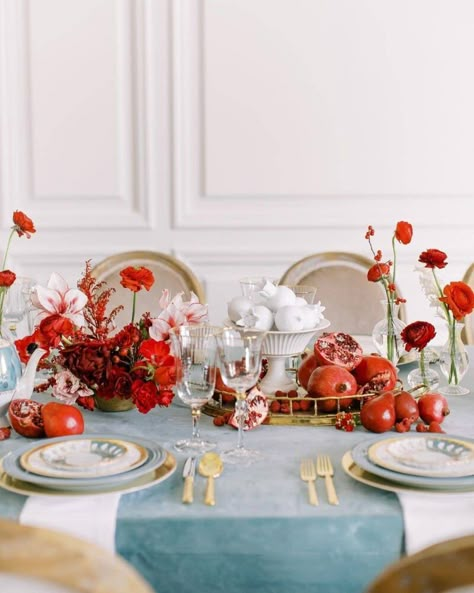 Pomegranate Centerpiece Wedding, Pomegranate Flower Arrangement, Pomegranate Tablescape, Light Blue And Red Wedding, Wedding Pomegranate, Light Red Wedding, Grass Centerpieces, Red Tablescape, Red And Blue Wedding