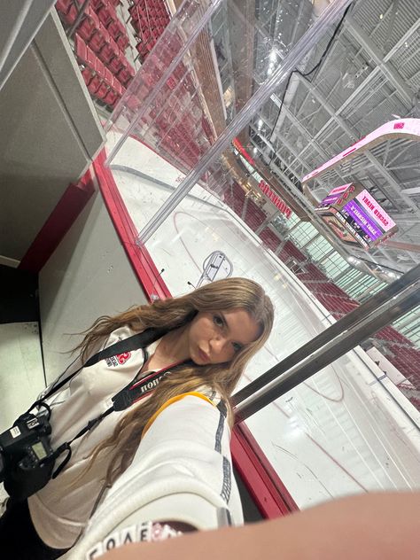 Womens Hockey Aesthetic, Hockey Photographer Aesthetic, Photojournalism Aesthetic, City Homescreen, Sports Management Aesthetic, Career Moodboard, Sport Management Career, Manager Aesthetic, Sports Broadcasting